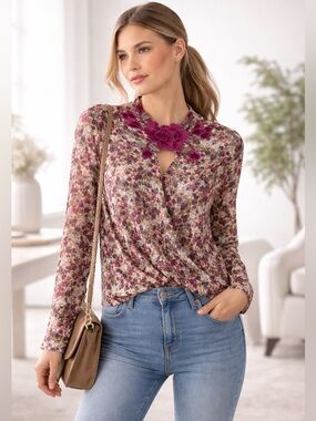 Beautiful Chelsea & Violet blouse featuring a romantic floral print size S